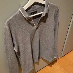 Massimo Dutti Tröja - Tja, säljer nu min Massimo Dutti Tröja i storlek M. Tröjan är i bra skick och passar perfekt till hösten/vintern. Passa på att köpa nu då de är fri frakt! Skriv vid funderingar.