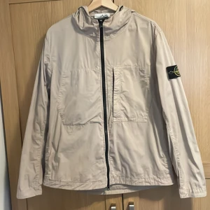 Stone Island jacka - Hej. säljer här o med min stoneisland jacka som är i extremt bra skick asså verkligen ingenting som e fel på den. riktigt fet. den har blivigt väl omhändertagen o skicket är 11/10! frågor elr mer så e det bara att höra av sig. Mvh!
