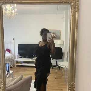 Klänning  - Säljer denna snygga volangklänning i storlek xs/s. Inköpt från Frankrike.