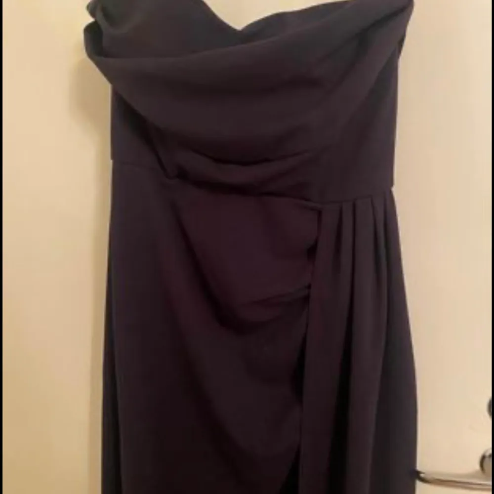 En marinblå lång klänning stretchig med slits vid snabb affär kan priset diskuteras, använd i några timmar. Klänningar.