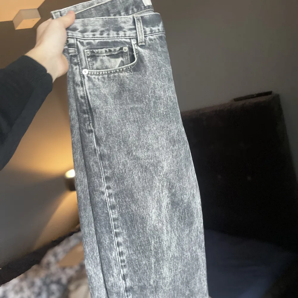 Séfr jeans i en cool grå färg. Köpta på nk. . Jeans & Byxor.