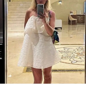 SÖKER vit klänning hm  - SÖKER denna klänningen från hm, strl xs/s, betalar bra! 🥰🥰🥰