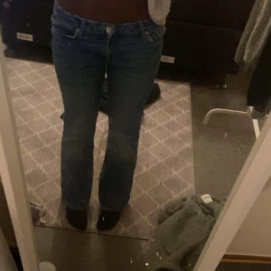 Säljer dom här jeansen  - Säljer domhär blåa lågmidjade jeanse  Tryck inte på in och köp skriv till mig innan 