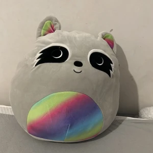 Squishmallows - Säljer denna Squishmallows gosedjuret. Fint skick. Inget kvitto kvar tyvärr. STÅR EJ FÖR FRAKTEN 
