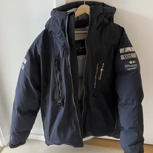 Sail racing Pole down - Sällsynt variant av sali racings pole down tjockare modellen med robust material. Använd fåtal gånger och har tagits väl hand om. Denna marinblåa färgen har varit väl eftertraktad i flera år. Inga skador. 