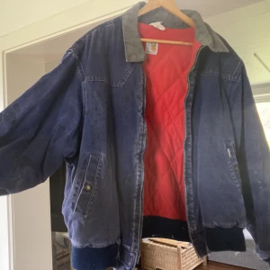 Vintage carhartt - Vintage carharttjacka, relativt varm. En del ytligare slitage men fortfarande fullt funktionell, se fläckarna på tredje bilden