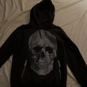 Philip Plein Limited edition hoodie - Säljer min Philip Plein (äkta) limited edition hoodie i storlek M, köpt i Milano. Använder inte, onödigt att bara ligga i garderoben. I bra skick, skriv om fler bilder eller annan info. Köpt för 28 000kr