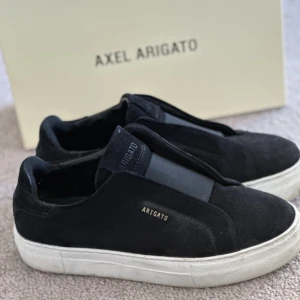 Axel Arigato Clean 360 Laceless Strl 38 - Knappt använda Axel Arigato skor. Säljer dem då jag vuxit ur dem. 