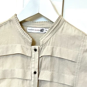 Blus med knappar🦋 - Så snygg blus med fina detaljer💚 som ny