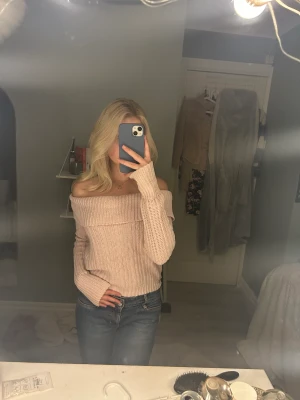 Rosa stickad offshoulder tröja  - Är från barnavdelning men skulle säga att den är en xs.super mysigt stickad och lite tjockare 