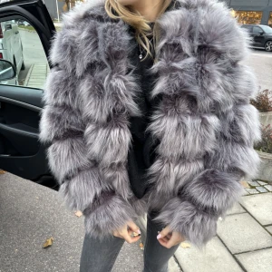 Pälsjacka - Superfin, inte så ”randig” i verkligheten💕 Väldigt liten i storleken☺️
