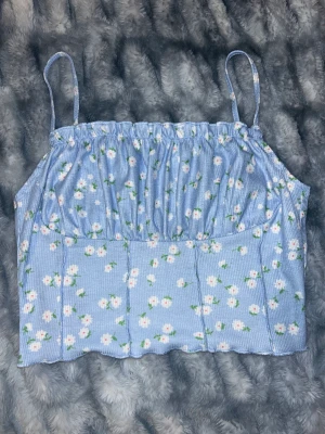 Top - Jätte fin o gullig top som inte är min stil direkt. Passar till mycket klädesplagg, storleken är M men passar mig väldigt bra på jag som har S🫶🏽