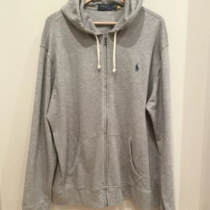 Ralph Lauren Zip Hoodie - Säljer nu denna tvärfeta ralph lauren zippen då den är lite för liten för mig tyvärr. Nypris ca 1300 men mitt pris 750kr. Priset kan diskuteras 