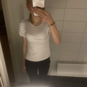 Topp - Säljer denna topp med puffar på armarna, den är ifrån hm och är i storlek s. Den är använd få gånger