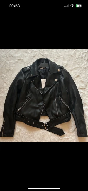 Svart skinnjacka - Aldrig använd