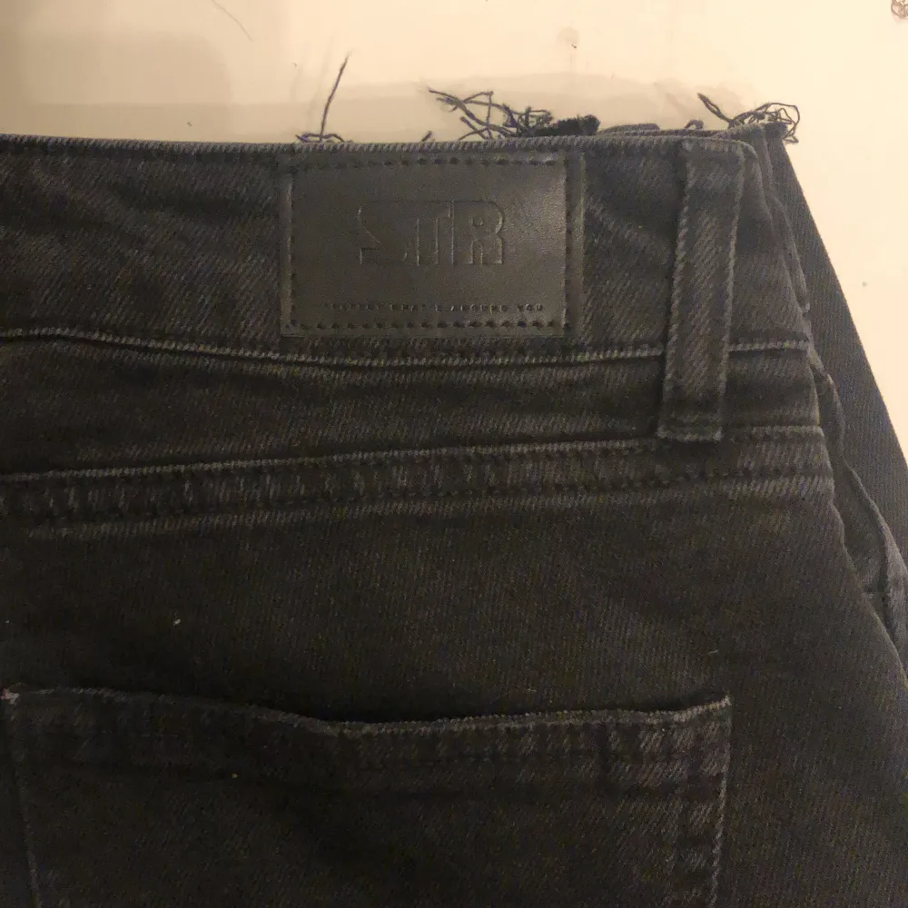 Ett par svarta lågmidjade jeans med lite bootcut från STR i bra skick . Jeans & Byxor.