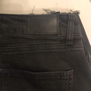 Ett par svarta lågmidjade jeans med lite bootcut från STR i bra skick 