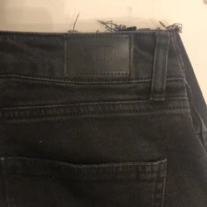 Bootcut - Ett par svarta lågmidjade jeans med lite bootcut från STR i bra skick 