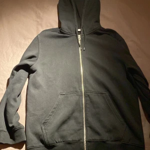 Zip hoodie - använd ganska mycket men bra skick
