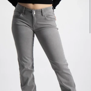 Gråa snygga jeans - Jätte snygga gråa jeans, men är tyvärr för korta för mig 