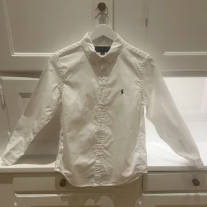 Ralph Lauren skjorta - Ralph Lauren skjorta i storlek 16 år. Väldigt bra skick, inga defekter. Använd fåtal gånger men köpt för något år sedan. Säljer på grund av att jag har växt ur den. Skriv vid eventuella frågor👍🏻