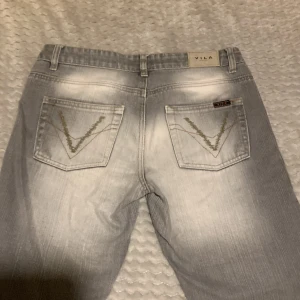 Lågmidjade jeans - Säljer dessa fina jeans som ursprungligen är från Vila. Midjemått tvärsöver: 39cm innerbenslängd: 81,5cm. Byxorna är i bra skick. Utsvängda vid benen, lågmidjade och har fina fickor. Vid frågor kontakta mig❤️använd gärna köp nu funktionen!