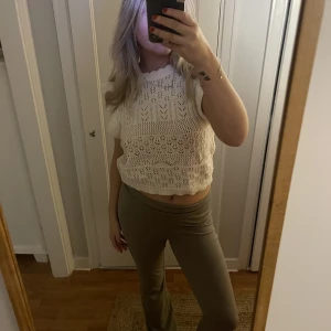 Vit topp  - Säljer denna söta fina stickade topp. I storlek M 🤍🤍