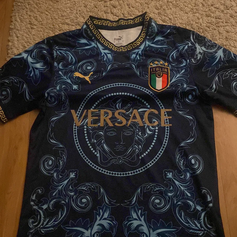 Italiensk fotbollströja med Versace på för endast 850 köpt för 2 dagar sen inte använd för att den va för stor. T-shirts.