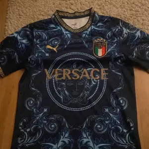 Italiensk fotbollströja med Versace på för endast 850 köpt för 2 dagar sen inte använd för att den va för stor
