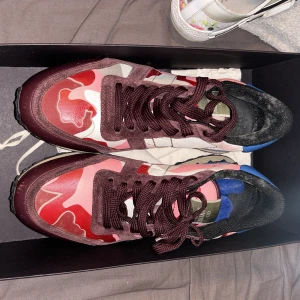 Valentino rockrunners - 7/10 behöver tvättas bara!! Köpt för 6000kr Bud : 1000kr Buy now : 1500kr Box ingår!