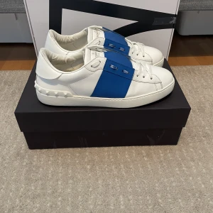 Valentino open  - Säljer ett par valentino opens som är i väldigt bra skick! Storlek 43! Kvitto finns! Box, kvitto, dustbags och kuvert medkommer till skorna!  Hör gärna av dig om du har frågor!