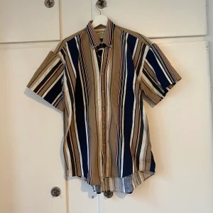 Randig kortärmad skjorta  - Kortärmad skjorta köpt second hand. Herrskjorta i storlek M. 