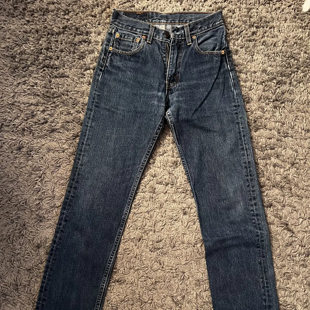 Jätte fina levis jeans i bra skick, som tyvärr blivit för små för mig:( Normal i storleken. Jeans & Byxor.