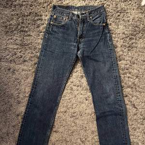 Jätte fina levis jeans i bra skick, som tyvärr blivit för små för mig:( Normal i storleken