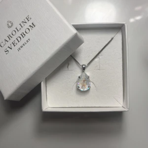 Caroline Svedbom Halsband  - Säljer mitt halsband från Caroline Svedbom då jag endast använder guldsmycken. Endast provat, därav i nyskick! Halsbandet heter Mini Drop Necklace och stenfärgen är Crystal. Nypris: 695:-