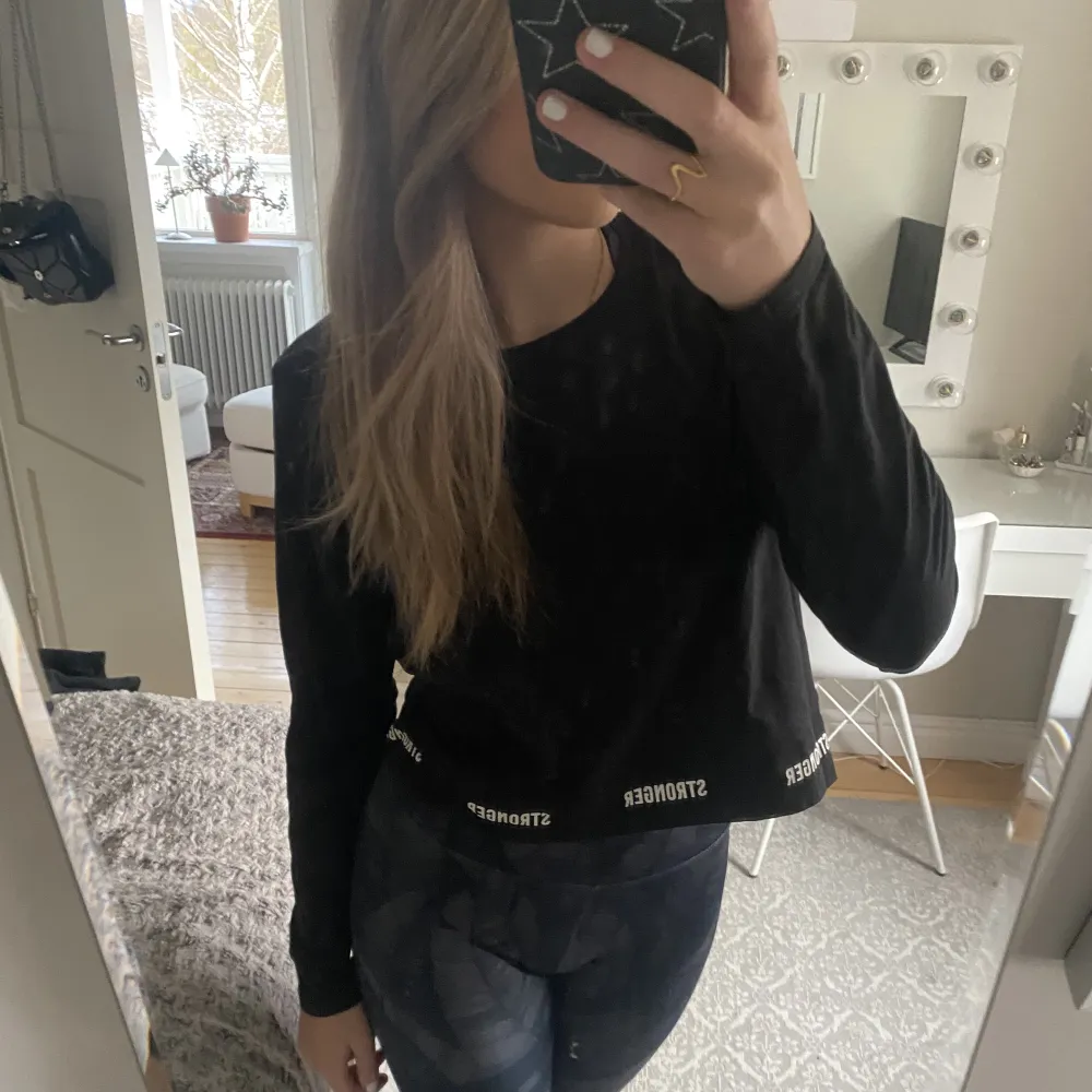 Säljer denna supersnygga Stronger topp då den inte kommit till användning. Det är en svart långärmad som har ett jätte mjukt och skönt tyg. 💞 Den är i storlek M men skulle säga att den funka för S. Skriv för intresse💞. Tröjor & Koftor.