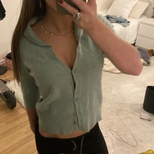 Carshmir kofta  - Säljer denna jätte fina 100% cashmir kofta den är klippt till Trekvartsarmad någon knapp är av men inget man tänker på!! Säljer för 199