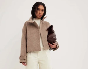 Na-kd kappa i fint skick! - Kort Populär NA-KD kappa, storlek 34. Sparsamt använd så i bra skick! Nypris 899kr, men Slutsåld!