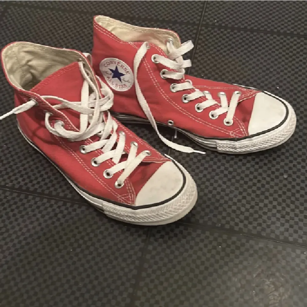 Säljer Röda Converse storlek 40. Då de inte användes mer. Använda nog 3 ganger. Pris kan diskuteras :). Skor.