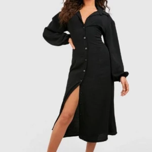 Klänning med knappar - jätte fin klänning med knappar, har tyvärr inte hittat nått tillfälle att använda den😅storlek S men passar definitivt XS