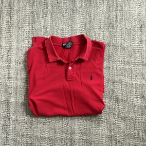 Ralph lauren piké  - Tja  Säljer nu min Ralph lauren piké i ett grymt skick utöver det pytte lilla hålet som ni ser på bild tre. Mitt pris är 149, nypriset ligger på 1000+. Kom privat för fler bilder eller frågor.  MVH Simon 