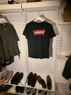 Levis T-Shirt M  - Begnade Hyfsat Skick Size M (uppskattar att den skulle passa för 165-175 cm) 