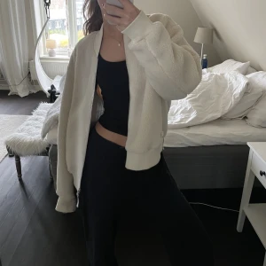 Vit Teddy jacka  - Säljer denna fina vita teddy jacka från & other stories, aldrig använd. Jackan är i storlek small och passar perfekt nu till höst☺️Köpt för 900kr