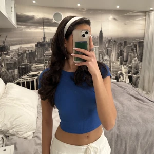 Tröja  - Blå tröja, storlek xs/s! Aldrig använd, hör av er vid intresse eller frågor💞