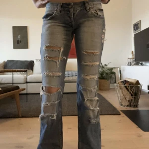 Jätte coola D&G jeans med revor - Trendiga jeans med revor i bootcut. Midjemått 38 cm . Mer frågor? Skriv i chatten!🩷