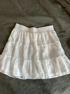 Kjol - Vit kjol aldrig använd. Storlek L. Vita prickar på.