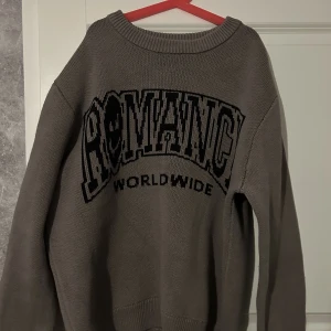 Stickad tröja från weekday - Tjockt stickat tyg. Perfekt för vintern. Säljer för att den inte passar längre