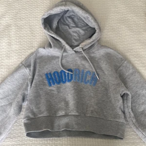 Hoodrich hoodie - Hej! Jag säljer en grå hoodrich kofta i dammodell (kortare än herrmodellen) med blå text, som endast använts 2 gånger. Därav är den i väldigt bra skick. 