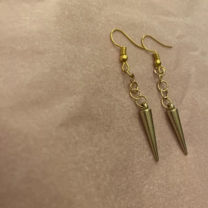 Sthlmstilörhängen - Säljer dessa ursnygga örhängena från mitt smyckesföretag💞 nickelfria och i rostfritt stål!🙌😍 10kr + 13kr frakt, vid intresse kontakta mig