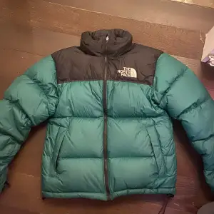 Jätte snygga The north face vinterjacka. Perfekt inför vintern. Den är i bra skick. Jag säljer den för att den är för liten. Passade mig som var 165 cm.